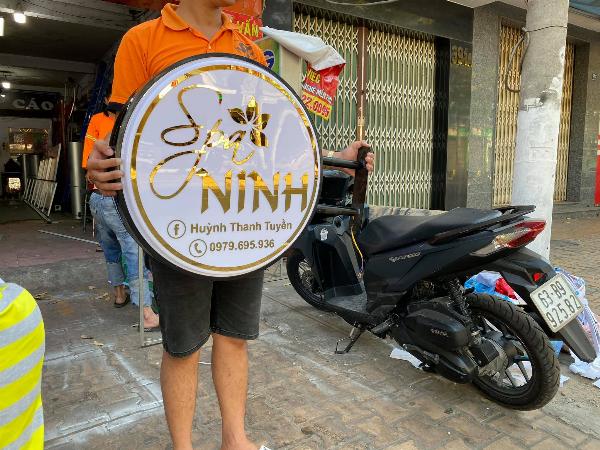 THI CÔNG NỀN ALU GƯƠNG TÍM